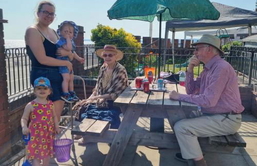 Beach View Couples Retreat Aberavon Beach Direct Seafront panoramic Sea Views large driveway parking - Photo 11