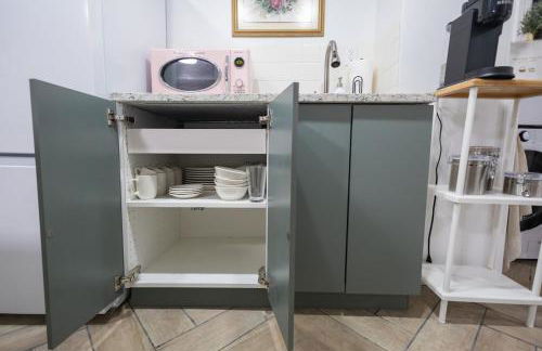 Retro 2 bedroom basement APT with free parking - Foto 10