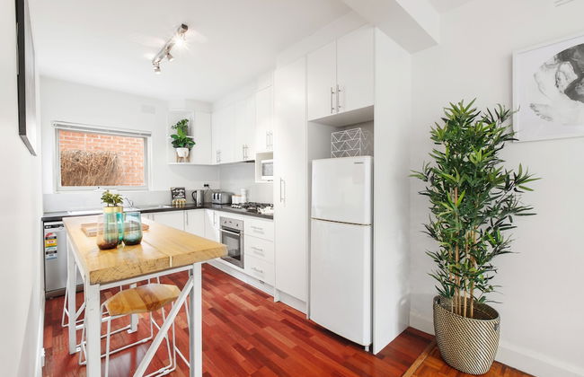 Balcony Retreat Apartment by Ready Set Host - Foto 9