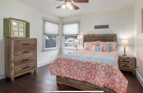 Cheerful Sister Lakes 4 BDR Lake Hse w/ Hot tub. - Foto 8