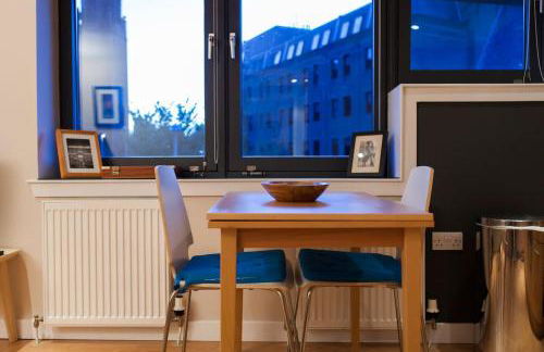 Bright & Stylish West End Apartment - Photo 13