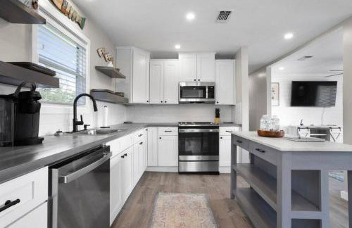 Waterfront Home Game Room Ping Pong Outdoor Bar Area - Foto 23