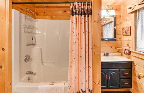 Lakefront Adirondacks Home Lake George Oasis! - Foto 13