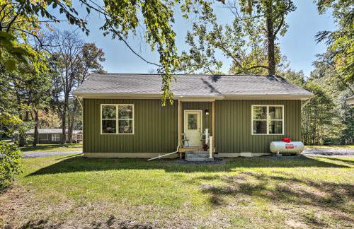 16 Mi to Ski Slopes! Creekside Poconos Cottage - Foto 25