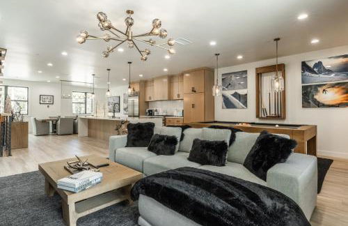 New Luxury 4BR /3BA Obsidian Reserve #110 – Hot Tub, 2-Car Garage, Pool Table, Mount Views! - Foto 4