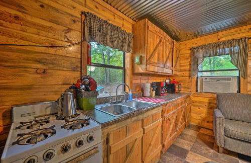 Wright City Cabin with Fire Pit and Forest Views! - Foto 12