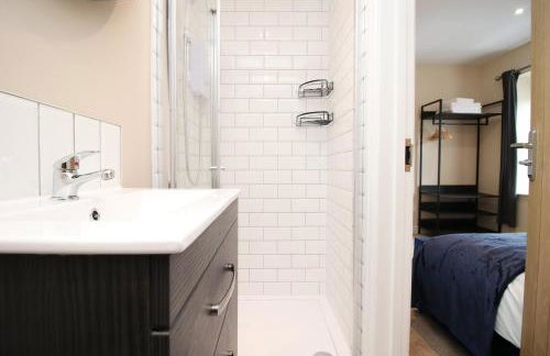 LUXURY 4 Bedroom 4 Ensuite Home in Penarth (Pool Table Games Room & BBQ Garden) with Sea Views - Photo 15