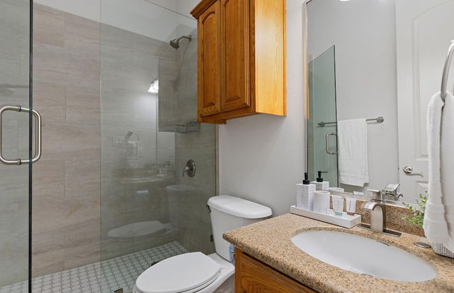 Modern Ground flr Condo 1/2 Block to Beach w Pool! - Foto 16