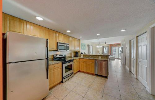 Spacious 2BR Oasis Steps to Treasure Island Beach - Foto 8