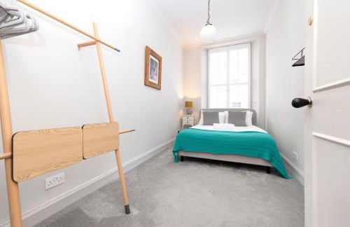 JOIVY Iconic Cockburn Street 4 Bedroom Apartment: Heart of Old Town - Foto 48