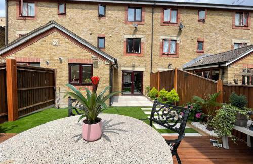 Spacious and Elegant Home with a Beautiful Garden - Foto 21