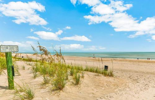 Beach house & backyard oasis with private pool - short walk to beach - Foto 33