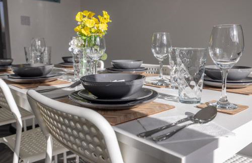 Modern 3 Bed House-Free Parking-by Holiday Homes - Foto 2