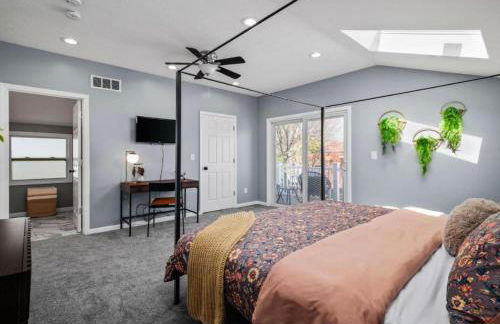 Hot Tub N64 Mins to Downtown Sleeps 8 - Foto 16