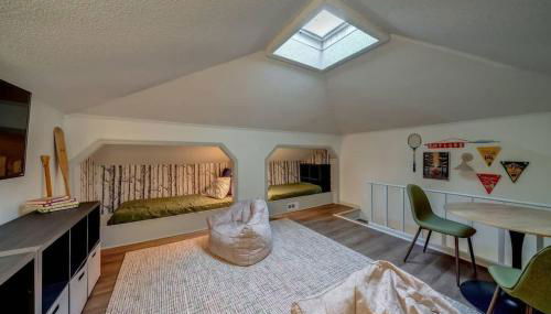 Secluded Retreat w Hot Tub, FirePit & Pool Access - Photo 3