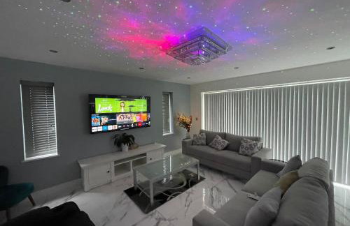 Modern 4 Bedroom Stylish Villa with out-door Hot Tub - Foto 13