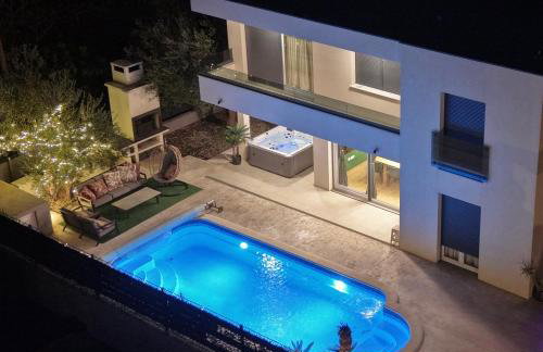 Sunluxvilla 4BR Heated Pool Jacuzzi Sauna - self check in - Photo 1