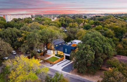 Modern Oasis w Pool Hot Tub Rooftop Deck Home Theater Mariposa Retreat by AvantStay - Foto 63