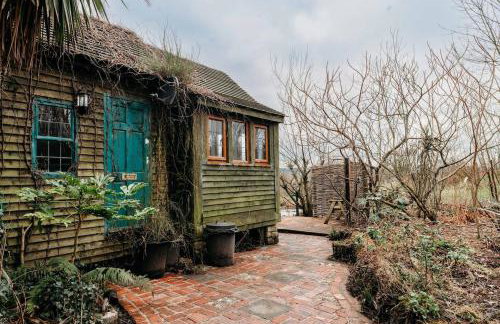 Heron's Perch- A pond-side retreat with cinema room - Photo 9