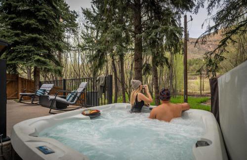 Serene Riverside Retreat with Sauna, Hot Tub, Fire Pit by Forest & Peak Retreats - Foto 5