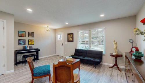 Updated house with enclosed yard, patio, central AC, & washer/dryer - Foto 5