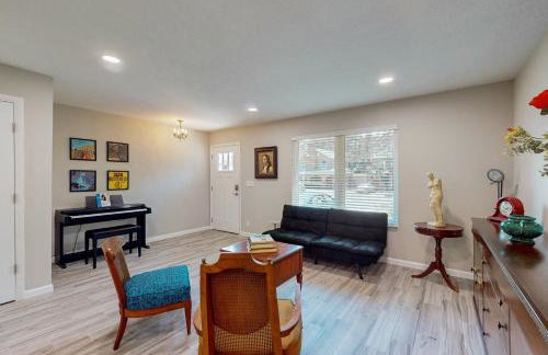 Updated house with enclosed yard, patio, central AC, & washer/dryer - Foto 5