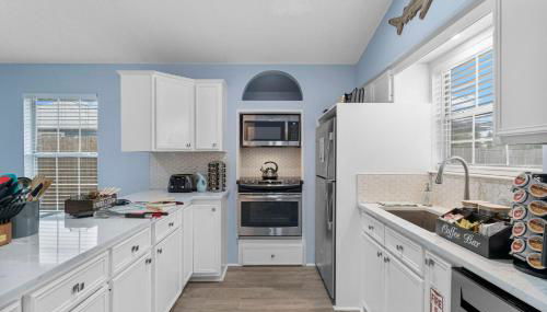 March Sale! Walk to Beach - Large Private Yard - Fire Pit - Dog Friendly - Foto 4