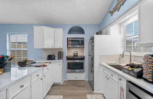 March Sale! Walk to Beach - Large Private Yard - Fire Pit - Dog Friendly - Foto 4