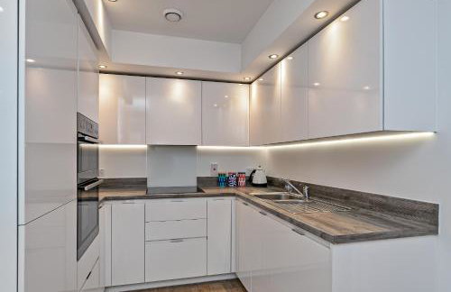 LUXURY AIRPORT SUITE, FREE Parking, FANTASTIC Location, Close To Airport, Train Station And Town Centre - Foto 7