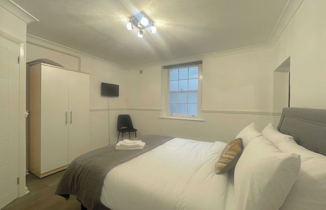 Centrally Located Budget Apartment, 3mins to Tube - Photo 3