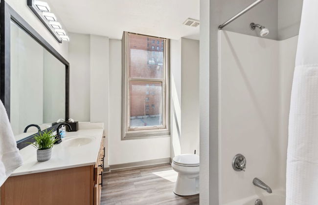 Spacious 2BR Downtown Retreat - Photo 52