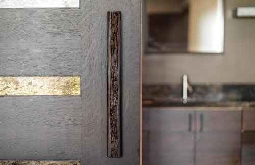 Luxury 3BR Hillside Retreat wAC Panoramic View - Photo 20