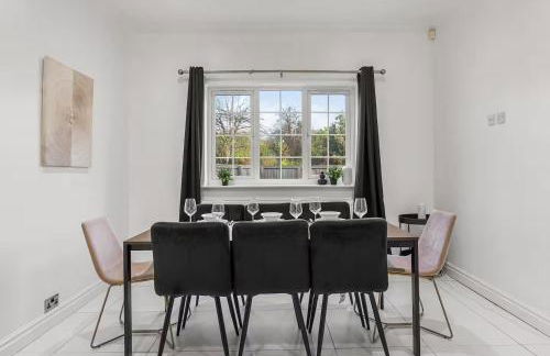 Perfect Booking 4 Bed Home in Cheltenham - Photo 5