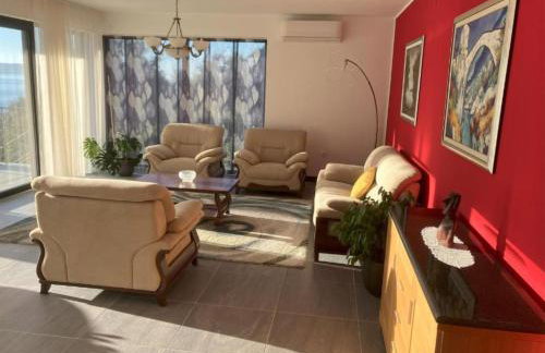 Beachfront Luxury Villa with Private Pool and Stunning Sea Views - Photo 15