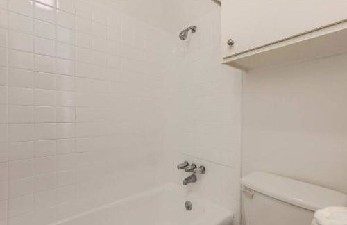 Your 2B Getaway - Walk Dtwn - Sleeps 6 - Pool and Prkg - Foto 16