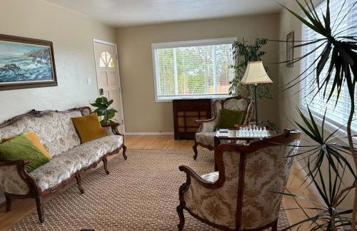 Seaside Garden Escape, A Stroll to the Beach! - Foto 33