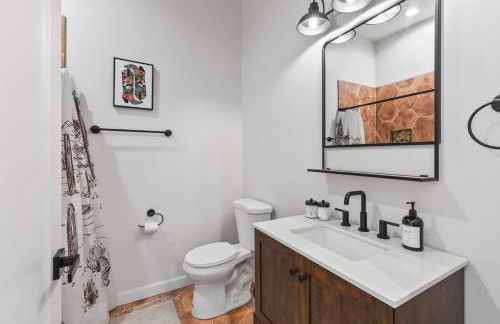 Chic and Cozy - Walk to Bars, Coffee, and Restaurants - Foto 33