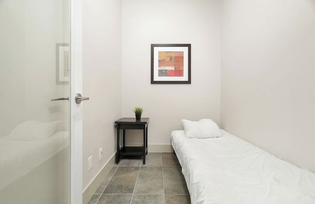 Rooftop Paradise Luxe 2BR Lake Views - Photo 2