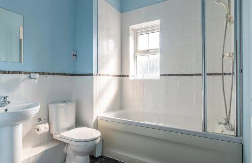 2BR 2BA Apartment - Emperor Beds - Free Parking - Near LGW Airport - Photo 9