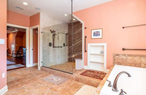 Riverbend Lodge Spacious Riverfront Home with Hot Tub Pool & Mountain view - Foto 42