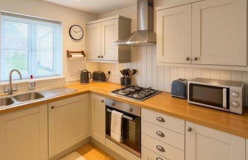 Elegant 2BD Townhouse in Thirsk: Cozy & Stylish - Photo 4