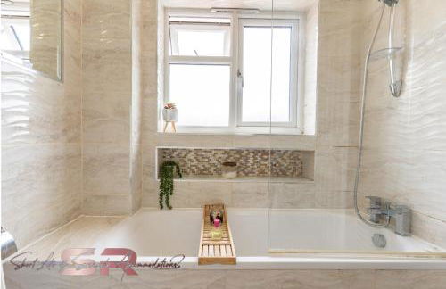 4-BR Hayes Home, Guests 8 - Ideal for Long term stays, Fast unlimited Wi-Fi - Foto 41