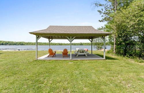 Impressive Dual Woods and Lake Homes That Sleep 32 - Foto 50