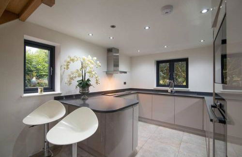 Luxury Coach house next to woodland in Knutsford - Photo 37