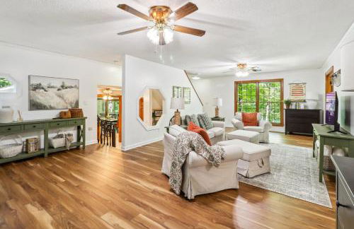 Secluded Lakefront Escape w Private Dock, 600ft Shoreline and Views, Sleeps 13 - Foto 30