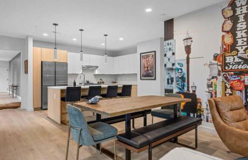 Skyline View, Pool, Gym, Balcony's, Walk to BWay! - Foto 22