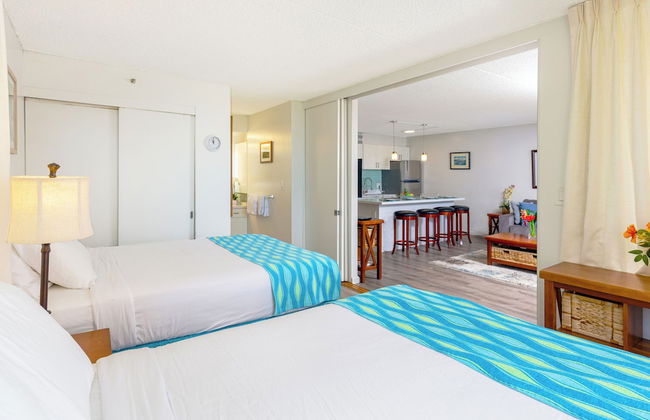 Partial Ocean View Condo with 2 Beds and Parking - Foto 4