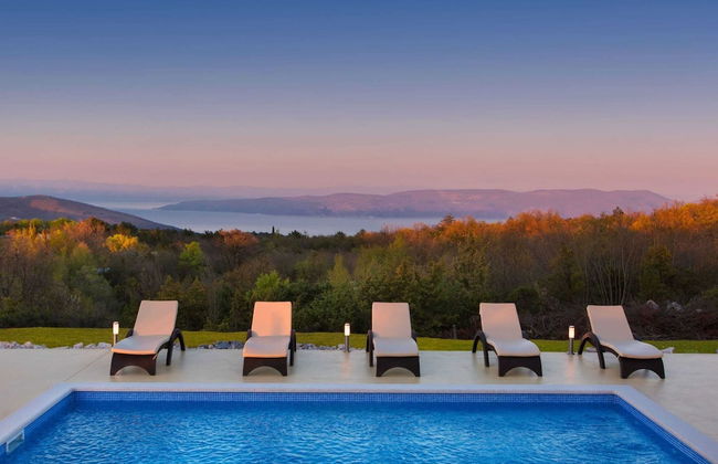 Detached Villa With Private Pool Located on Hill Overlooking Kvarner - Foto 2