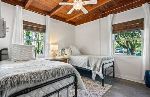 Shoreline Serenity- The Golden Goat on the Bay - Foto 12