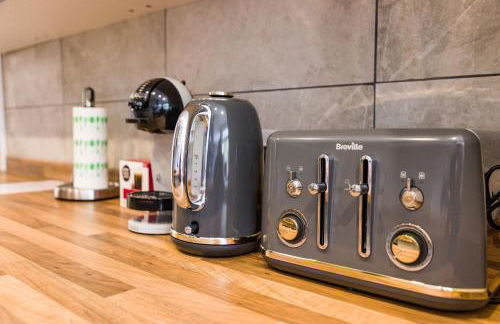 4 bedroom house with Garden, Parking & 3 mins Walking Distance from Train Station - Photo 16